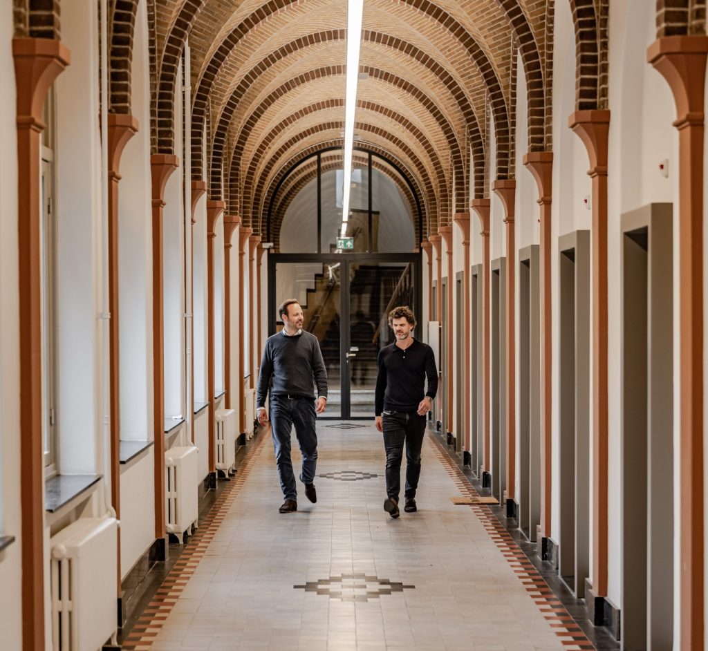 Tim en Bob lopen door hal Fellowfield - Marienburg